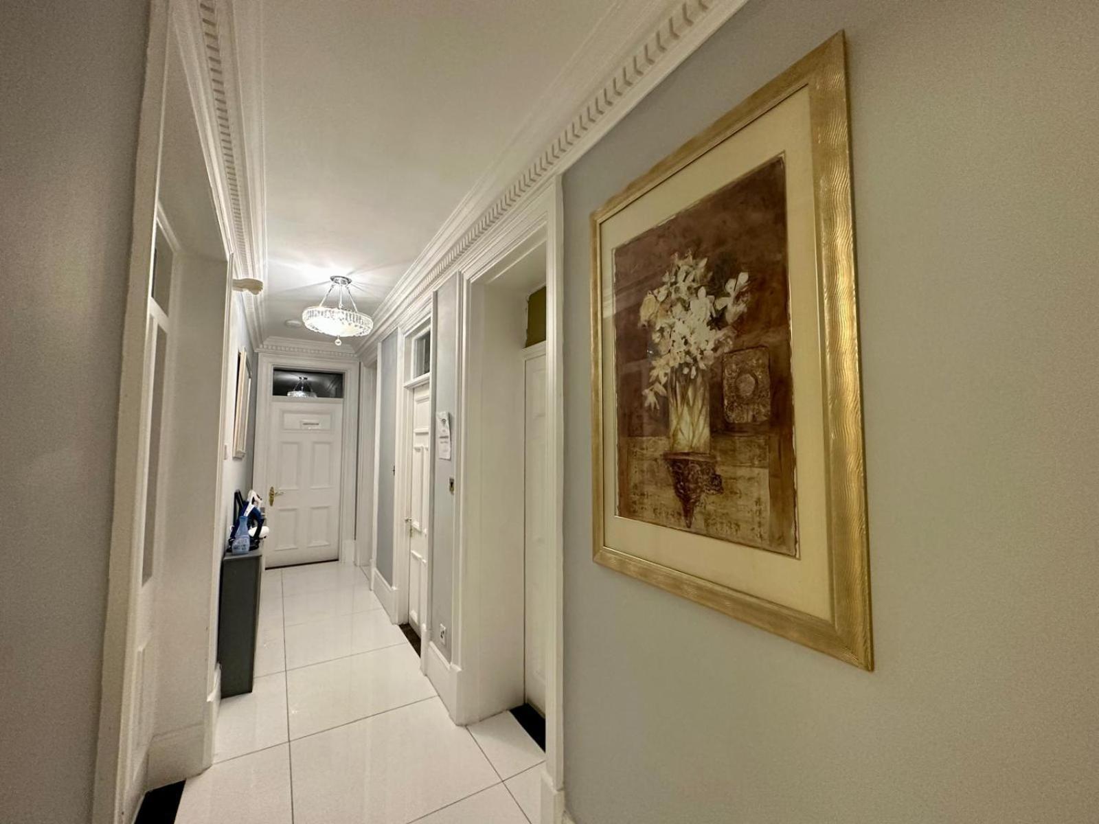 Opposite Of Edgware Road Tube Station, Short Walk To Marble Arch *