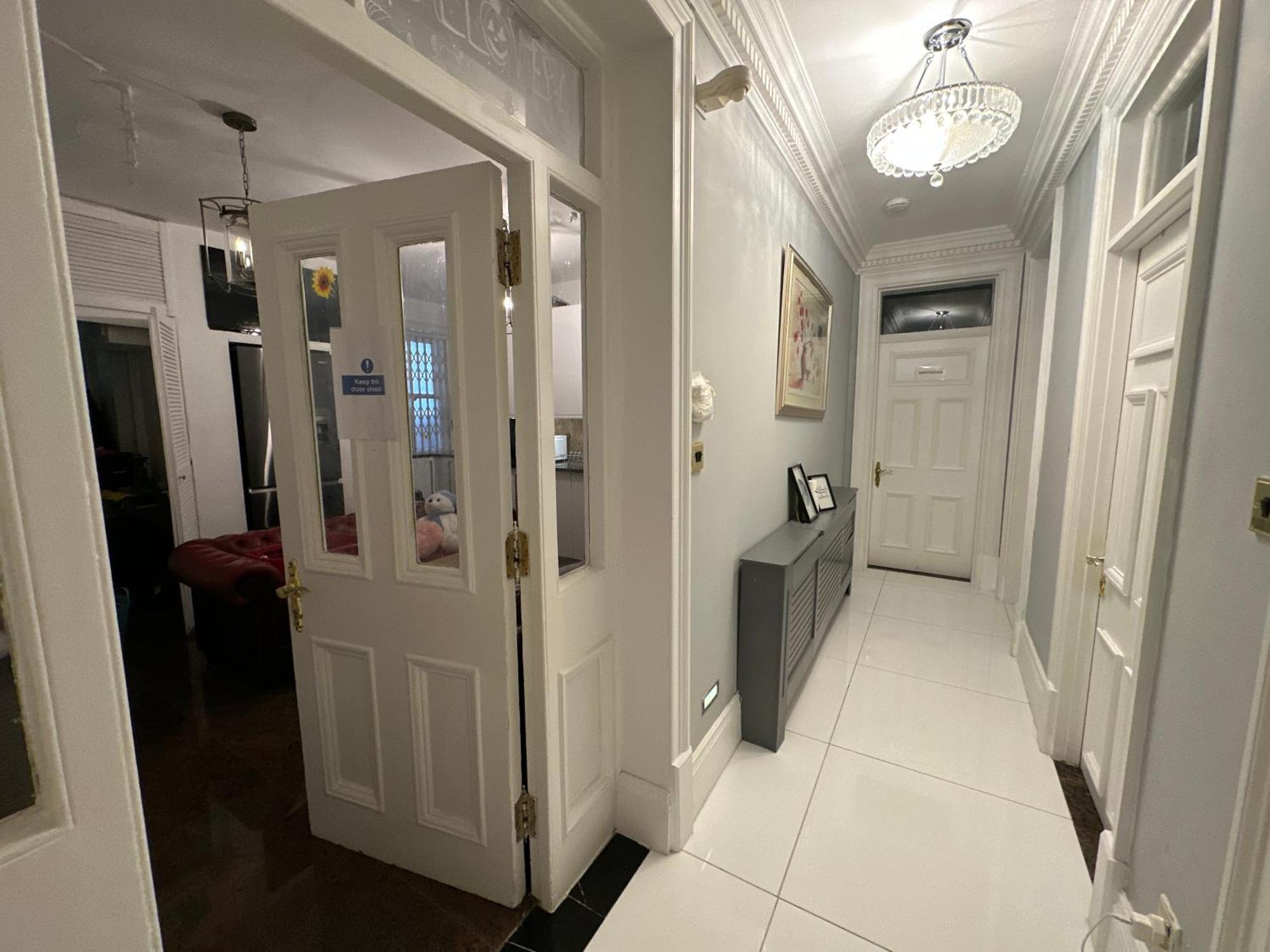 Opposite Of Edgware Road Tube Station, Short Walk To Marble Arch *